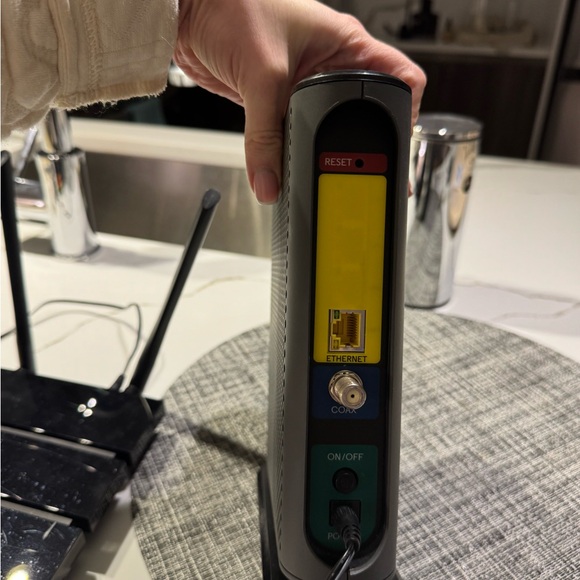 Affordable Internet Setup: Motorola Modem & TP-Link Router Combo - Picture 4 of 6